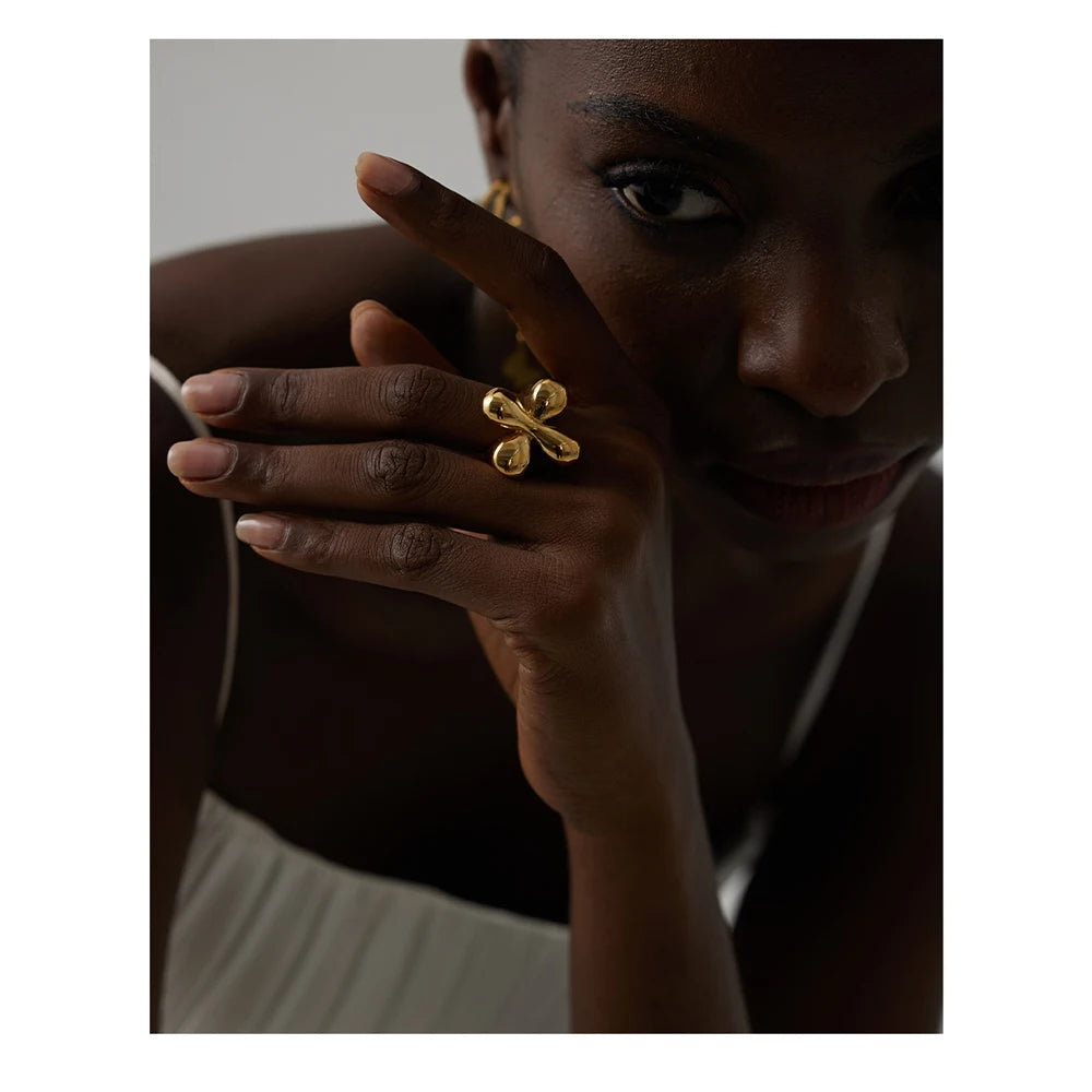 Ring mit stilisiertem Blumendesign – 18 Karat vergoldeter Edelstahl