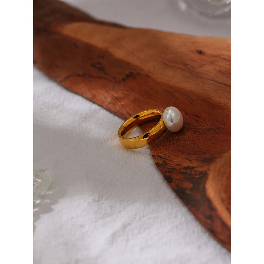 Perlenring auf Goldband – Minimalistische Eleganz in Edelstahl
