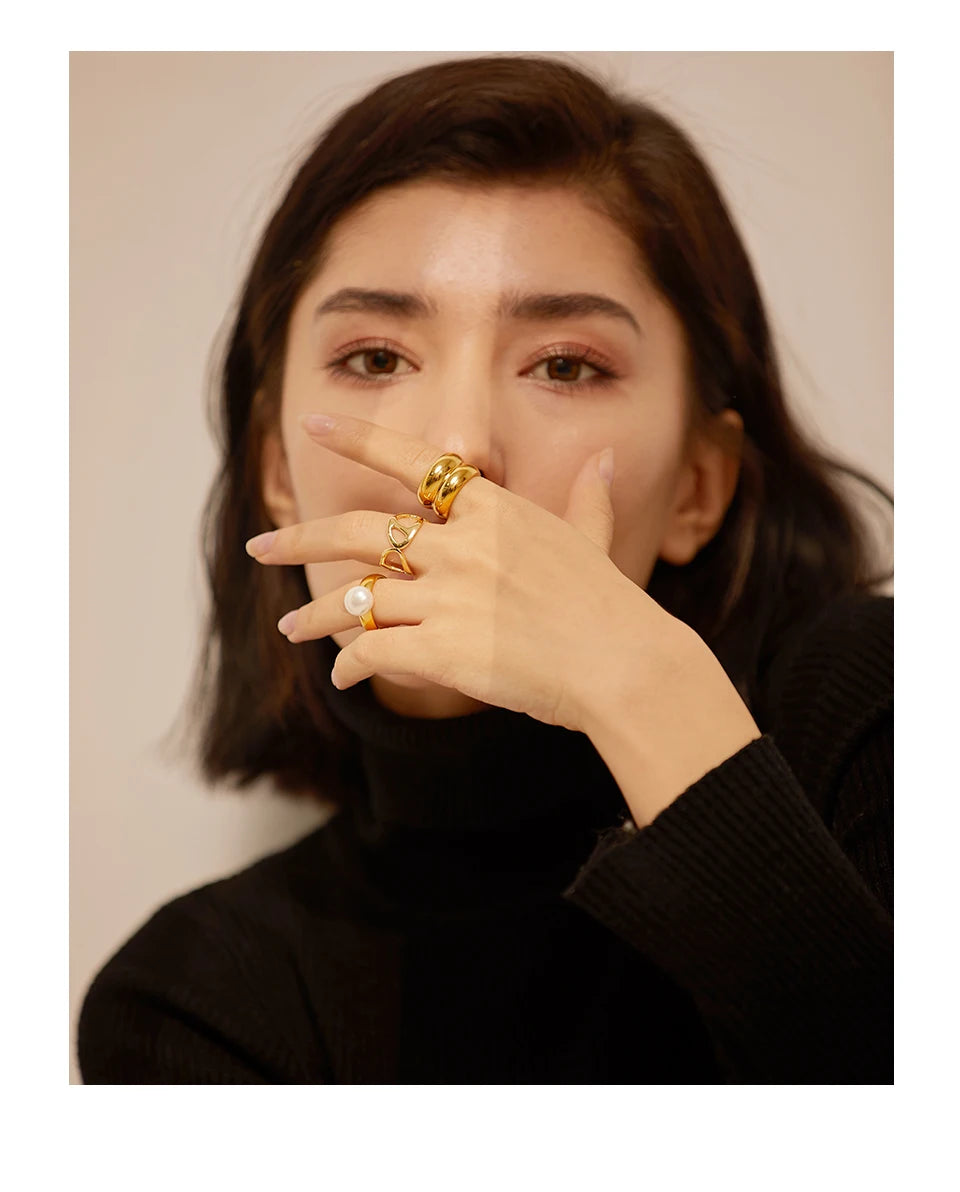Perlenring auf Goldband – Minimalistische Eleganz in Edelstahl