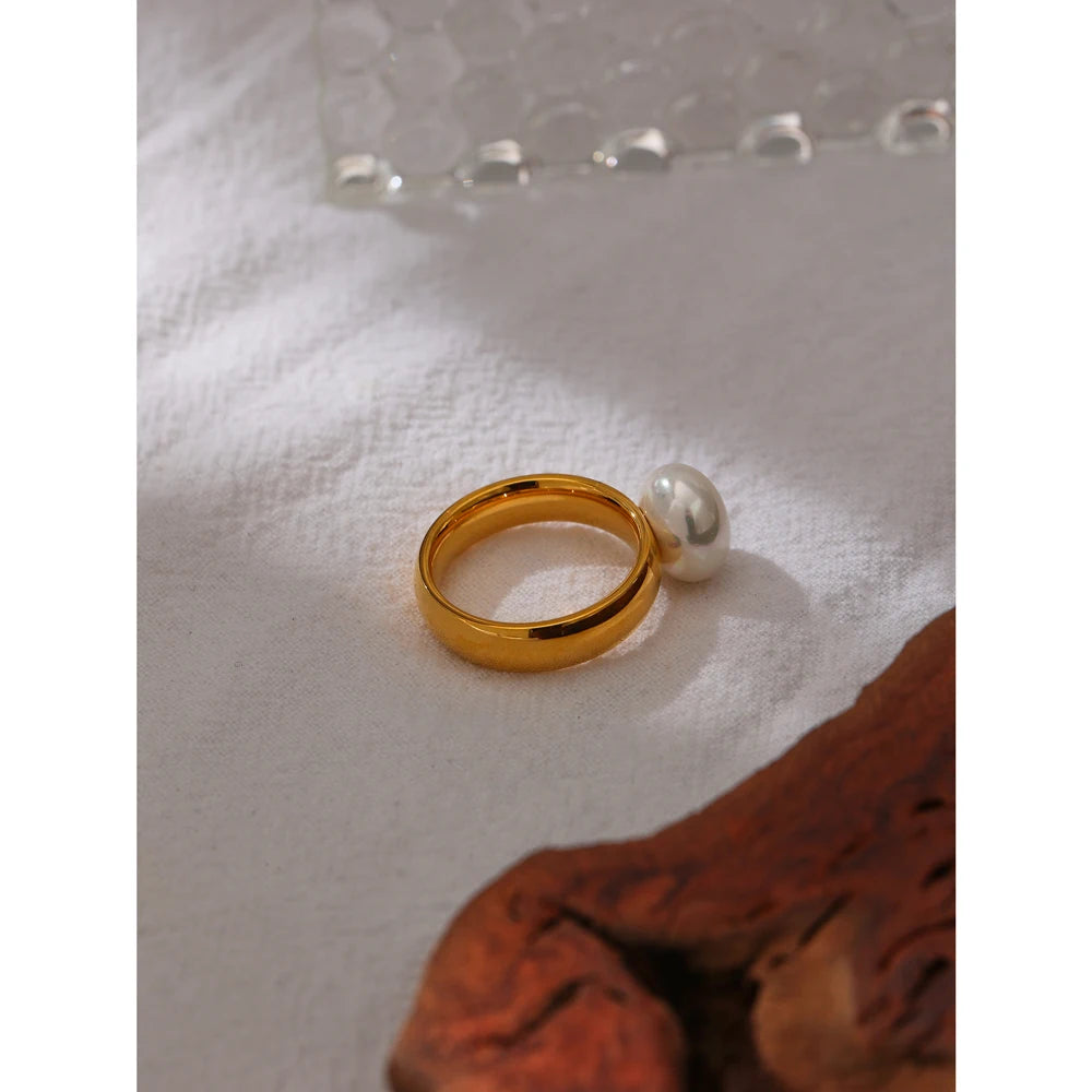 Perlenring auf Goldband – Minimalistische Eleganz in Edelstahl