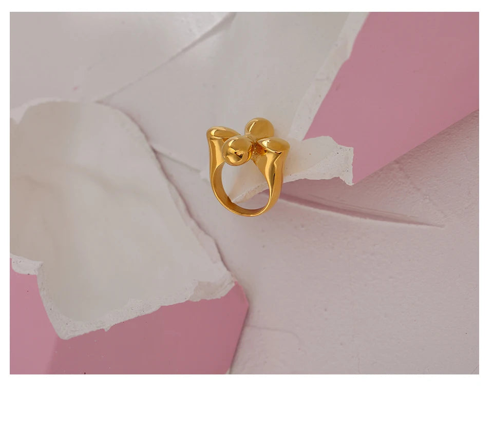 Ring mit stilisiertem Blumendesign – 18 Karat vergoldeter Edelstahl