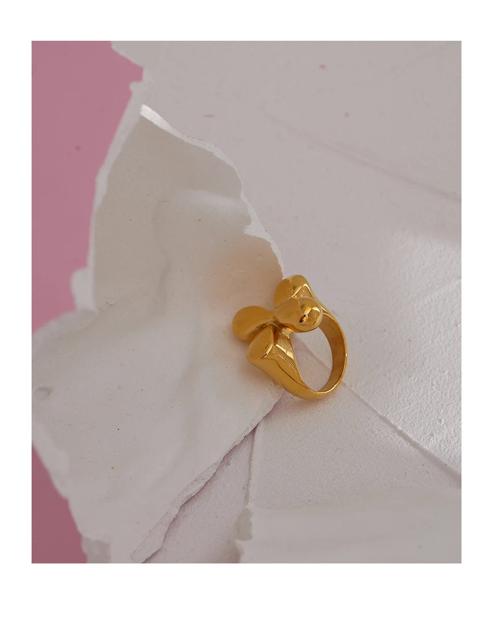 Ring mit stilisiertem Blumendesign – 18 Karat vergoldeter Edelstahl