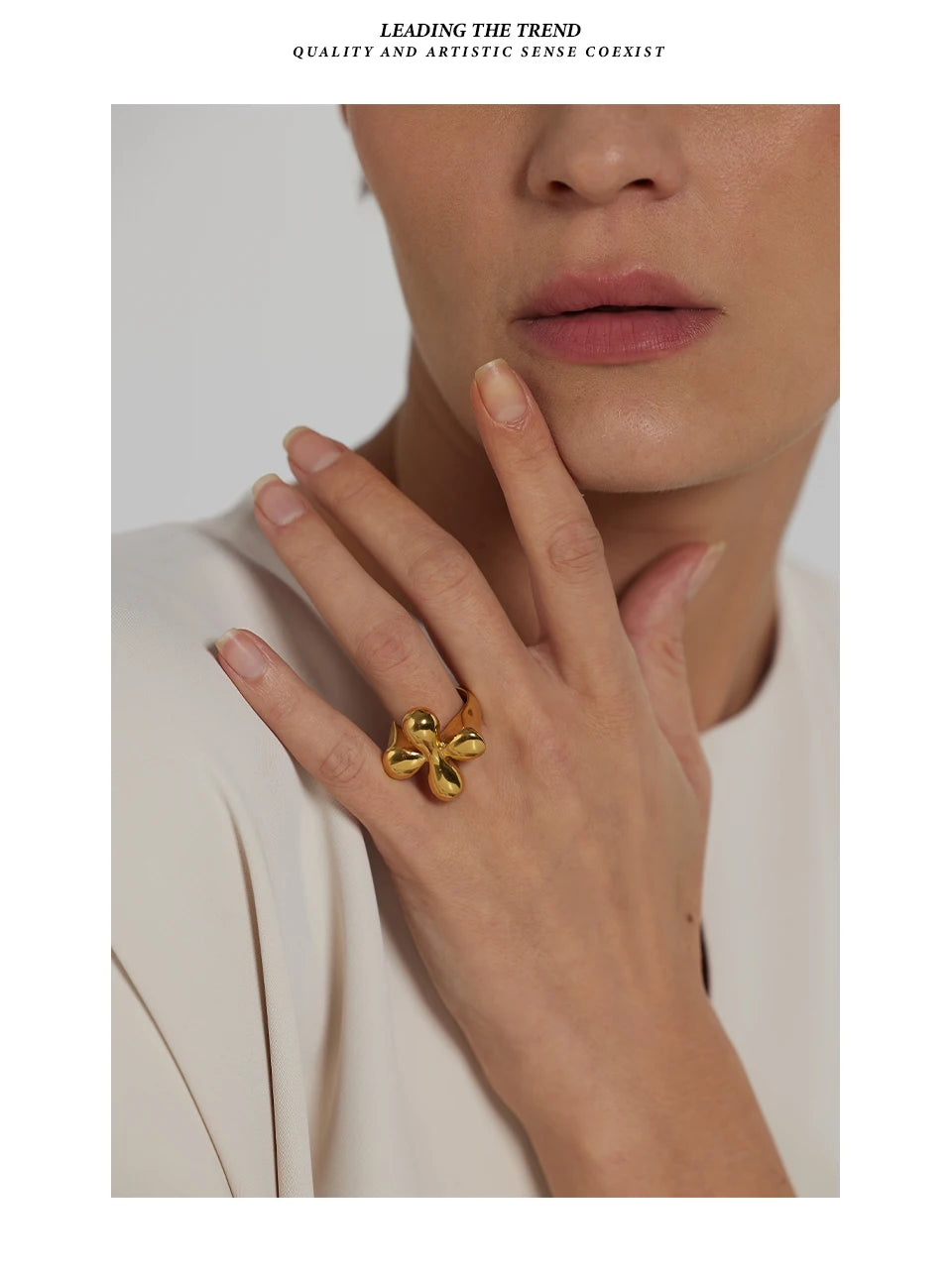 Ring mit stilisiertem Blumendesign – 18 Karat vergoldeter Edelstahl