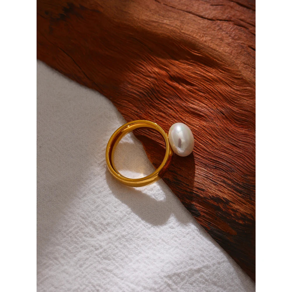 Perlenring auf Goldband – Minimalistische Eleganz in Edelstahl