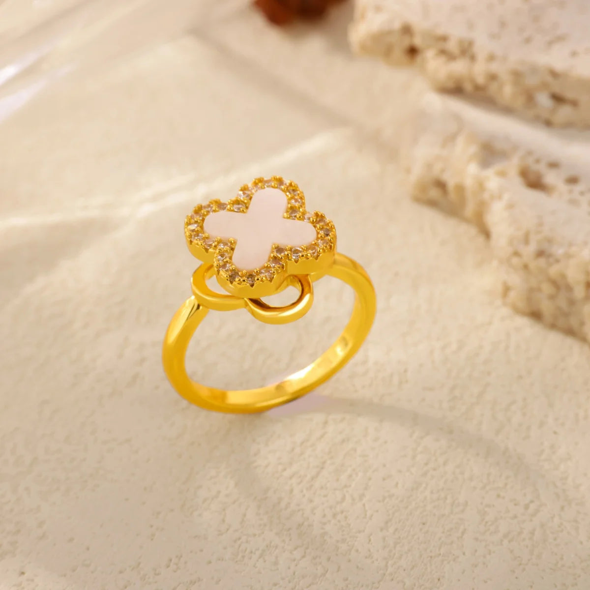 Bague femme trèfle doré en acier inoxydable – Anneau anti-stress spinner avec zircone, plaqué or 18K