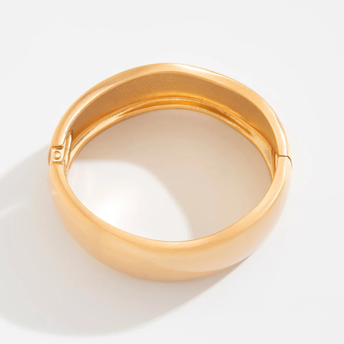 Geformtes Manschettenarmband – Organisches Golddesign
