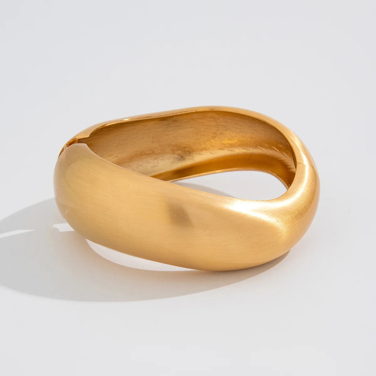 Geformtes Manschettenarmband – Organisches Golddesign