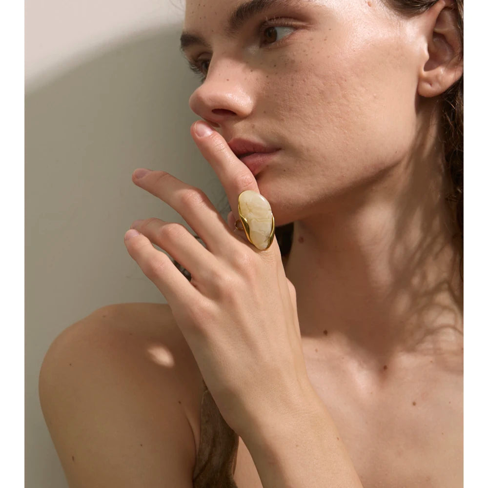 Bague ajustable géométrique en résine – design coloré