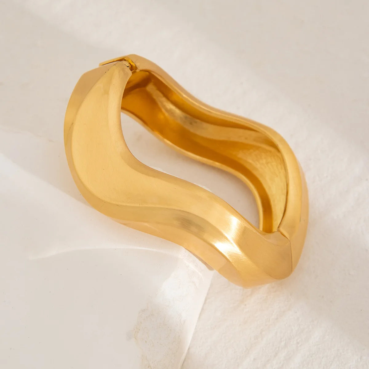 Geformtes Manschettenarmband – Organisches Golddesign