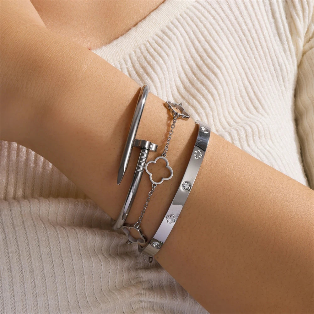 3er-Set goldene Armbänder – Glücksklee & schickes Design