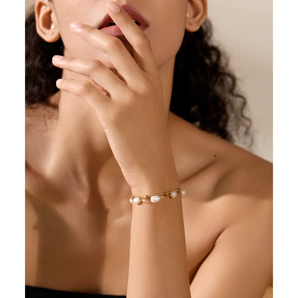 Doppeltes Ketten- und Perlenarmband – Sommerliche Eleganz