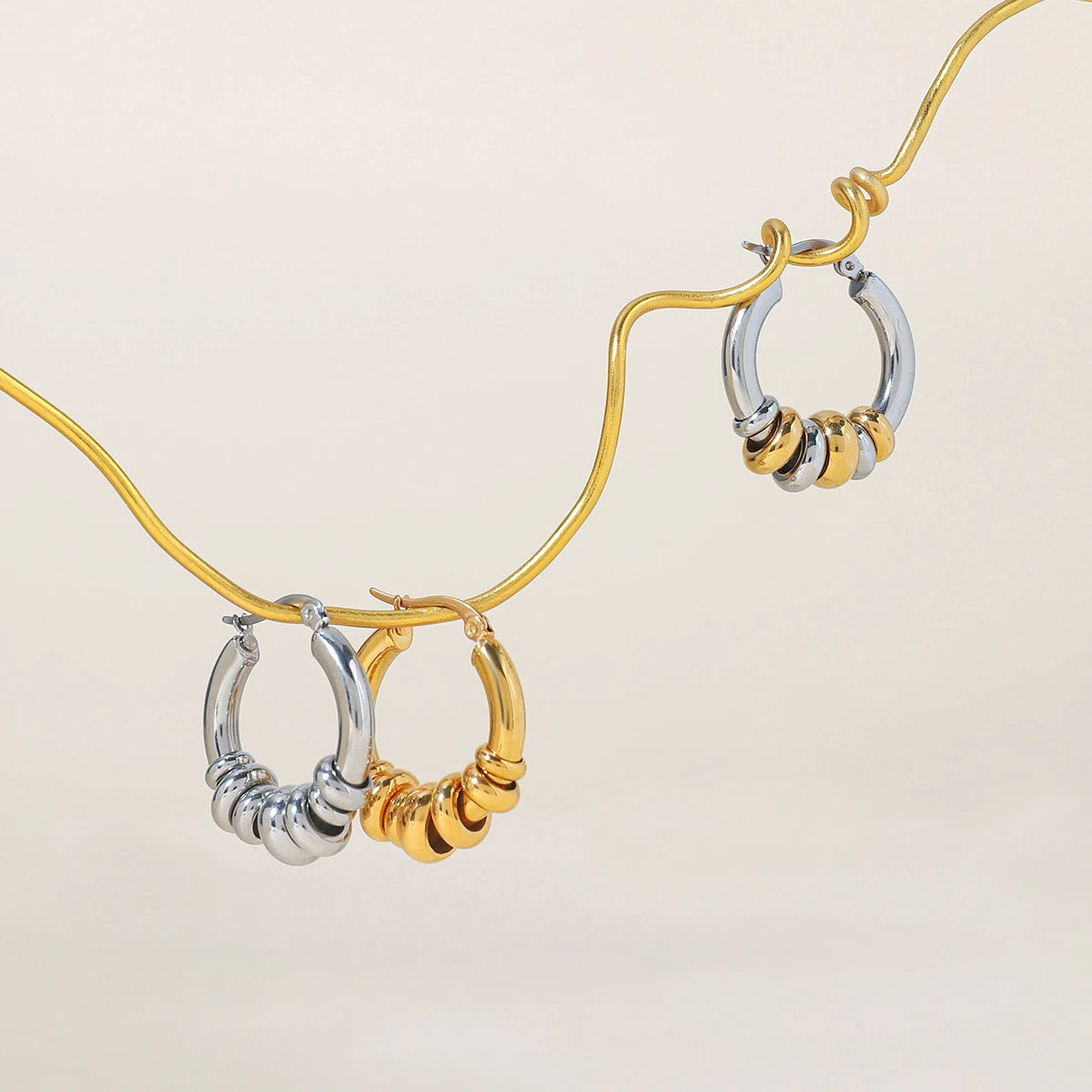 Boucles d’oreilles multi-anneaux dorées – design moderne élégant