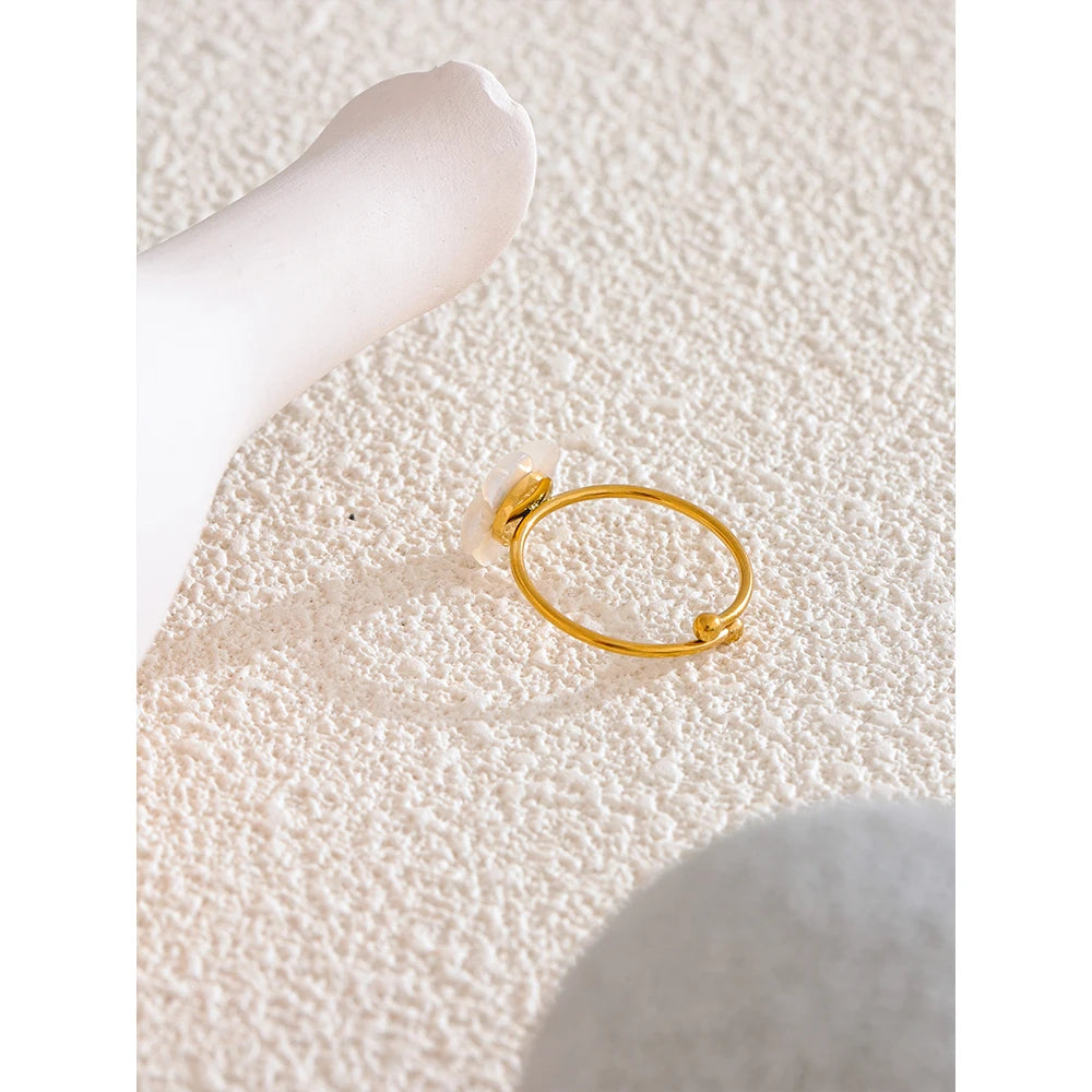 Bague réglable fleur en coquille naturelle et acier inoxydable doré – Bijou délicat