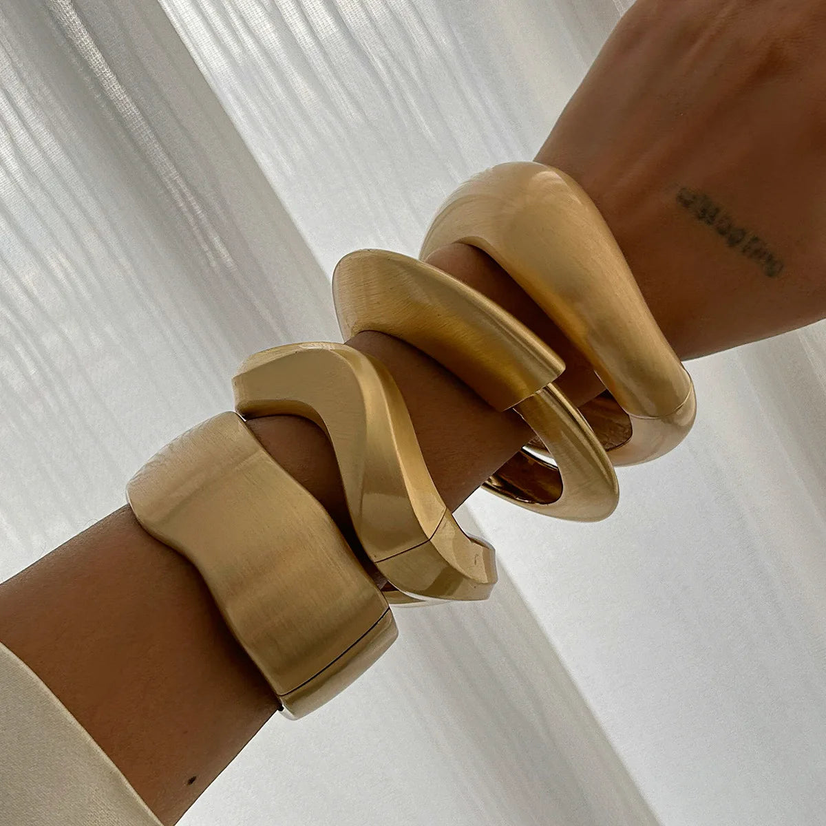 Geformtes Manschettenarmband – Organisches Golddesign