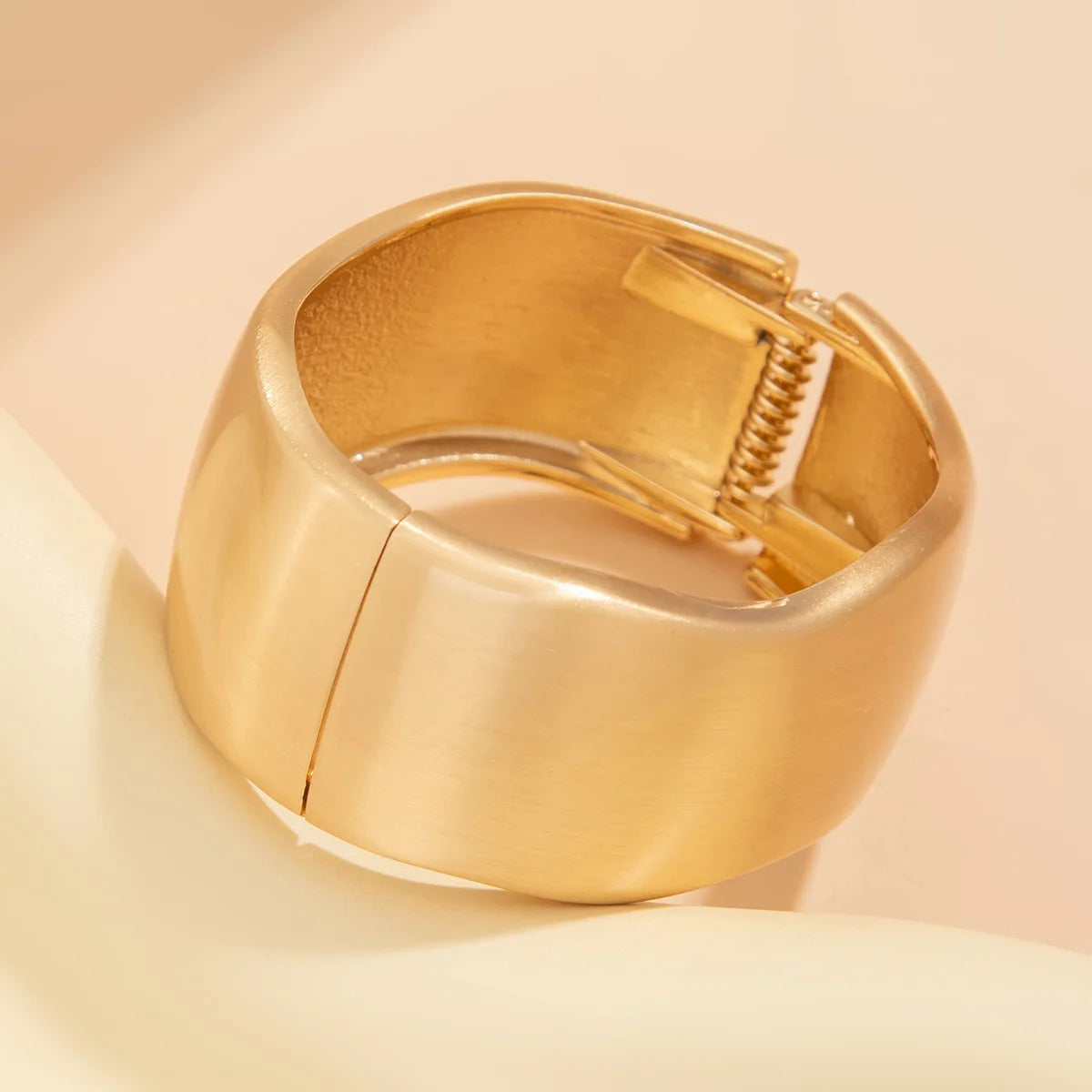 Geformtes Manschettenarmband – Organisches Golddesign