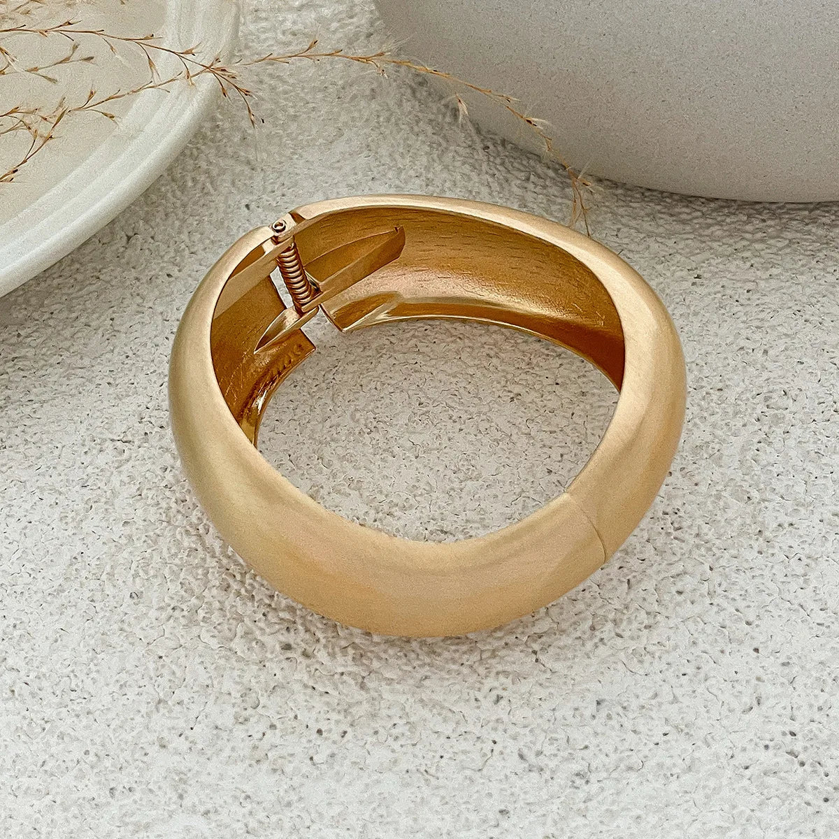 Geformtes Manschettenarmband – Organisches Golddesign