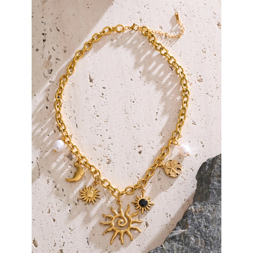 Halskette mit Sonne- und Mond-Charm – goldfarbener Edelstahl, Astro-Chic-Stil