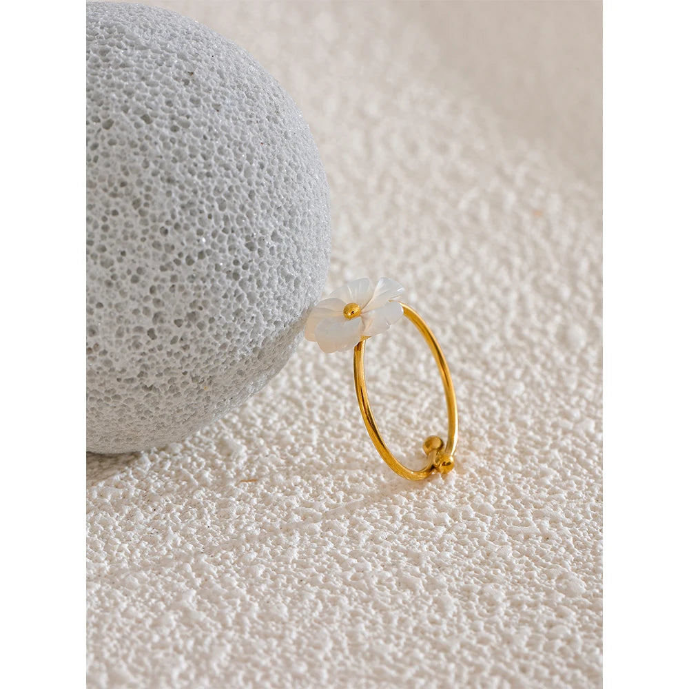 Bague réglable fleur en coquille naturelle et acier inoxydable doré – Bijou délicat
