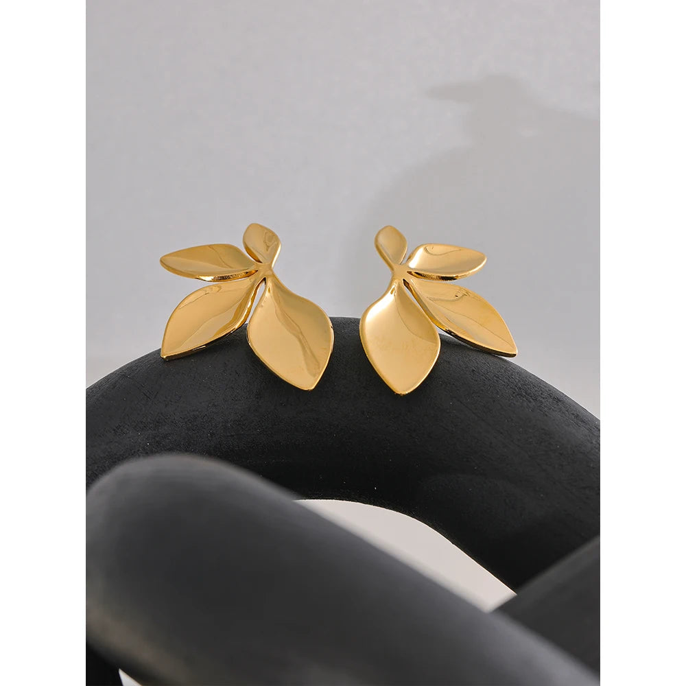 Boucles d’oreilles feuillage – Acier inoxydable doré, design sculpté