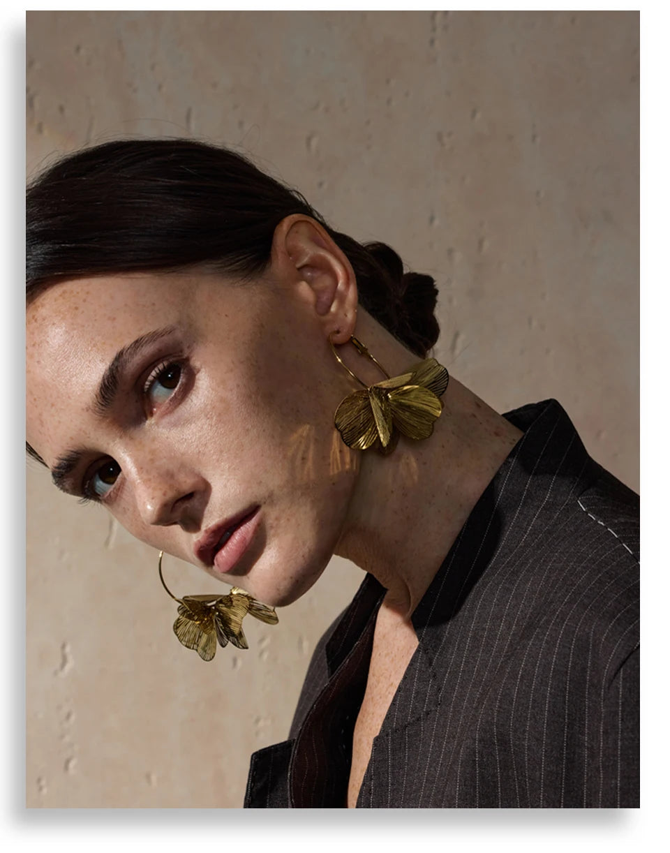 Boucles d’oreilles fleur dorée – Design exclusif, acier inoxydable
