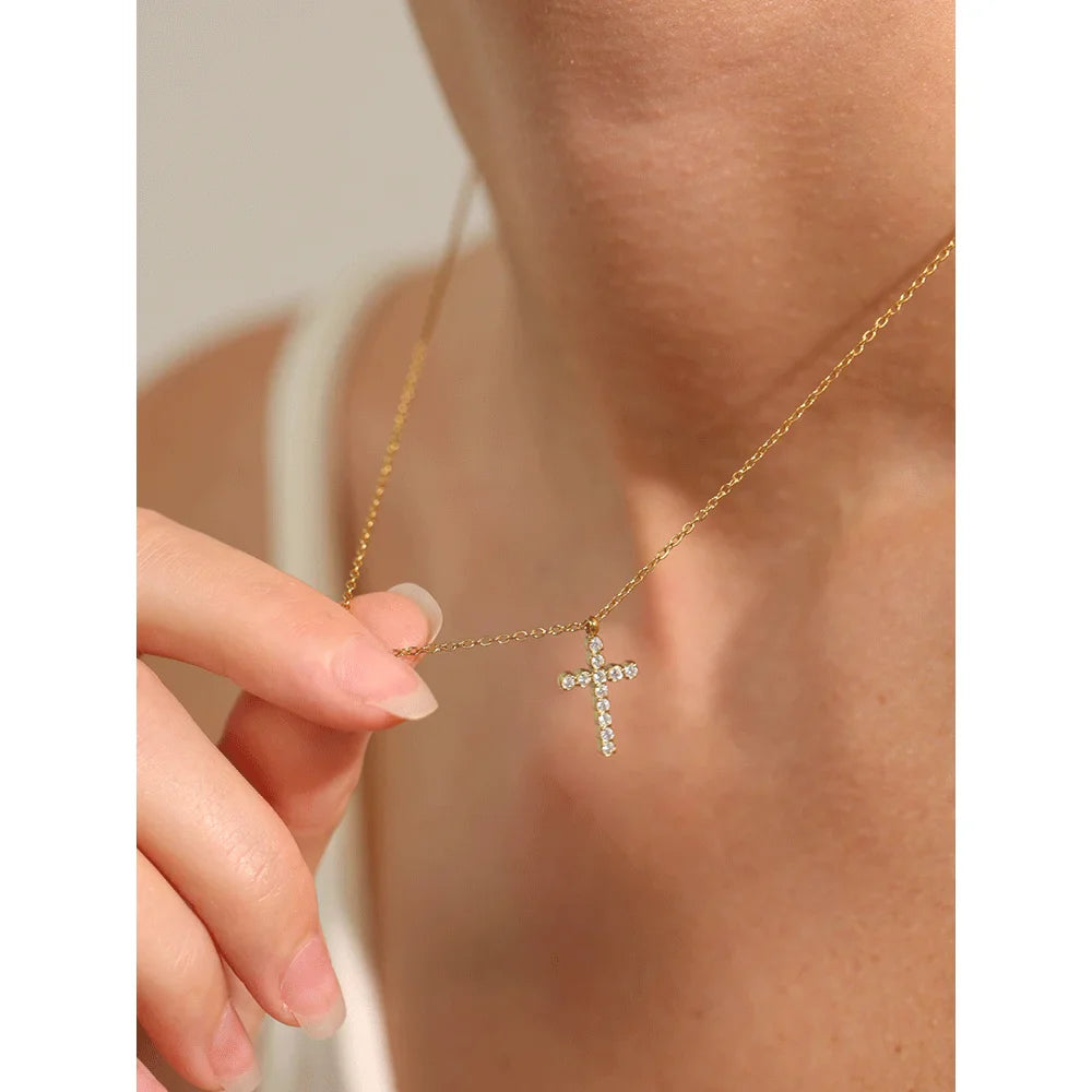 Collier pendentif croix – zircon lumineux