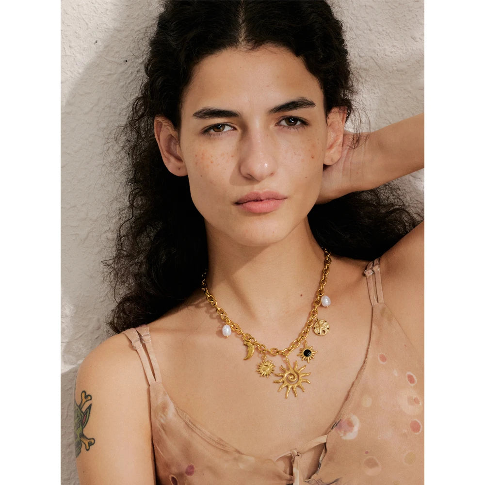 Halskette mit Sonne- und Mond-Charm – goldfarbener Edelstahl, Astro-Chic-Stil