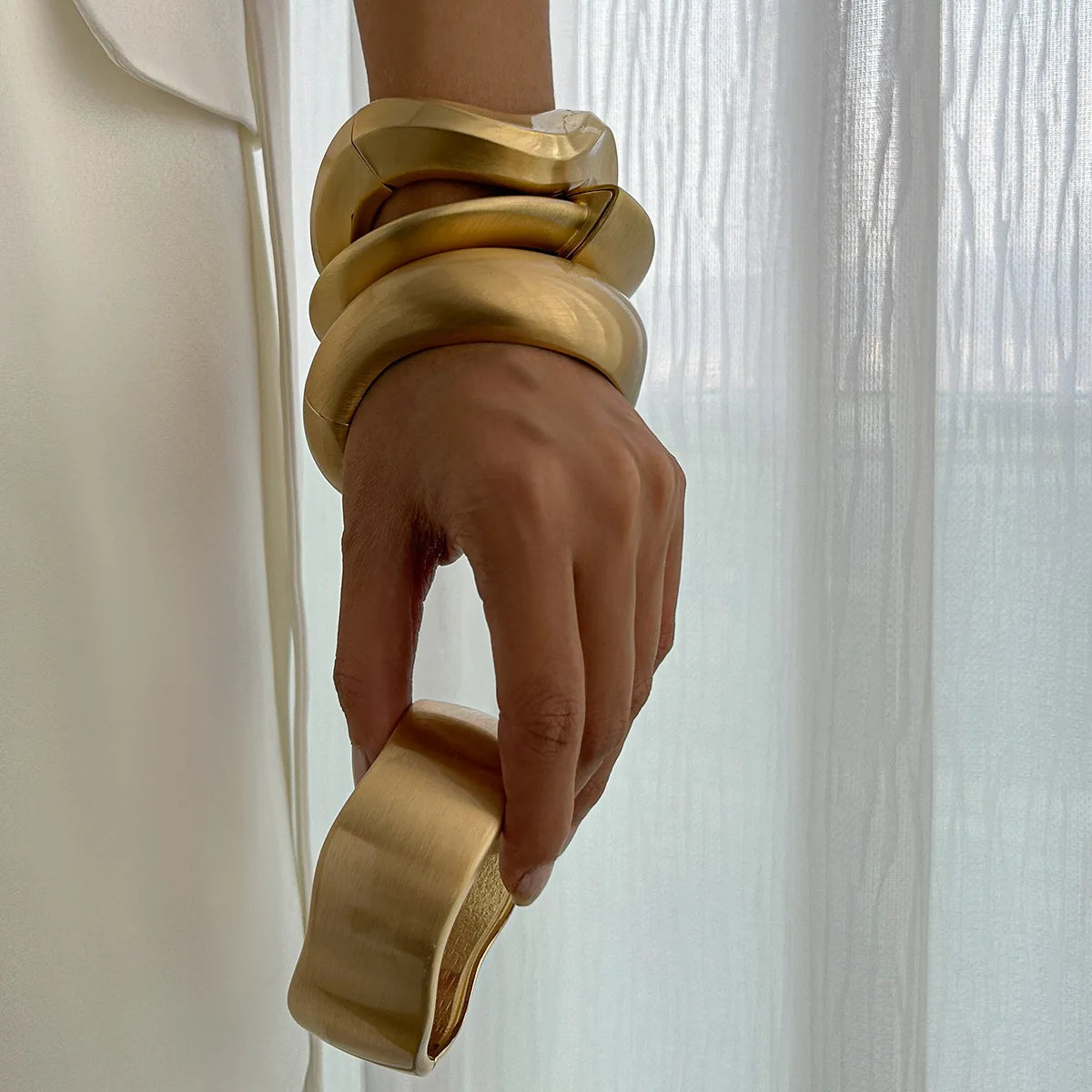 Geformtes Manschettenarmband – Organisches Golddesign