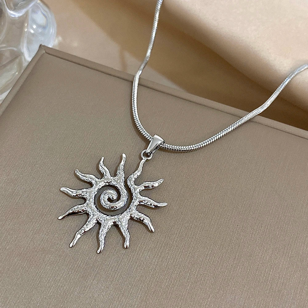 Halskette mit Sonnenanhänger – Edelstahl in Gold oder Silber, Vintage-Stil