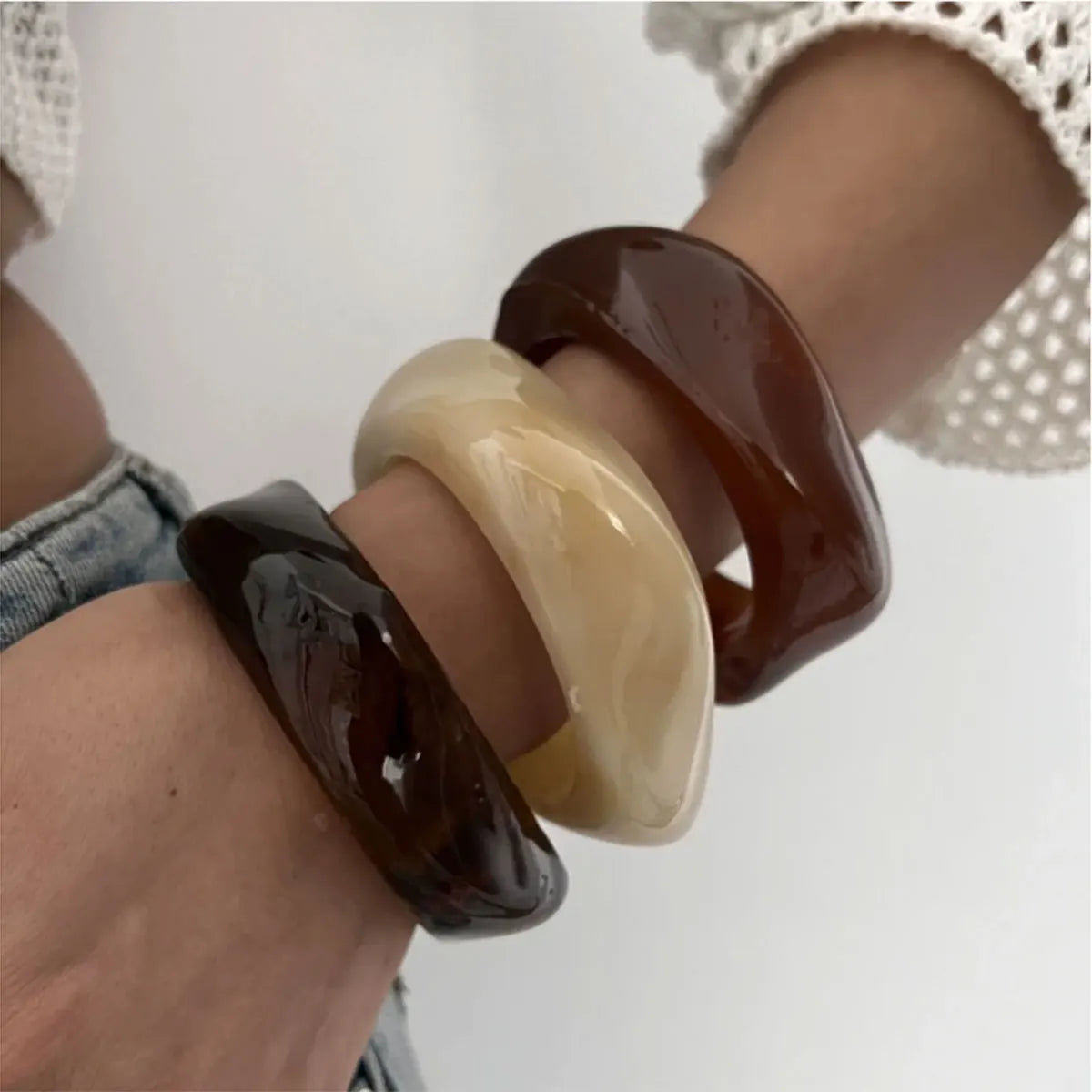 Manschettenarmband aus Harz – Vintage-Stil, unregelmäßige Formen