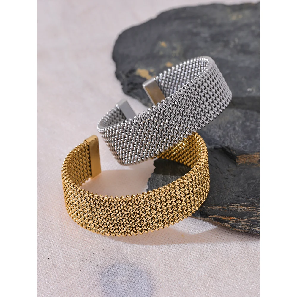 Breites strukturiertes Armband – Goldfarbener Edelstahl, offen und wasserdicht
