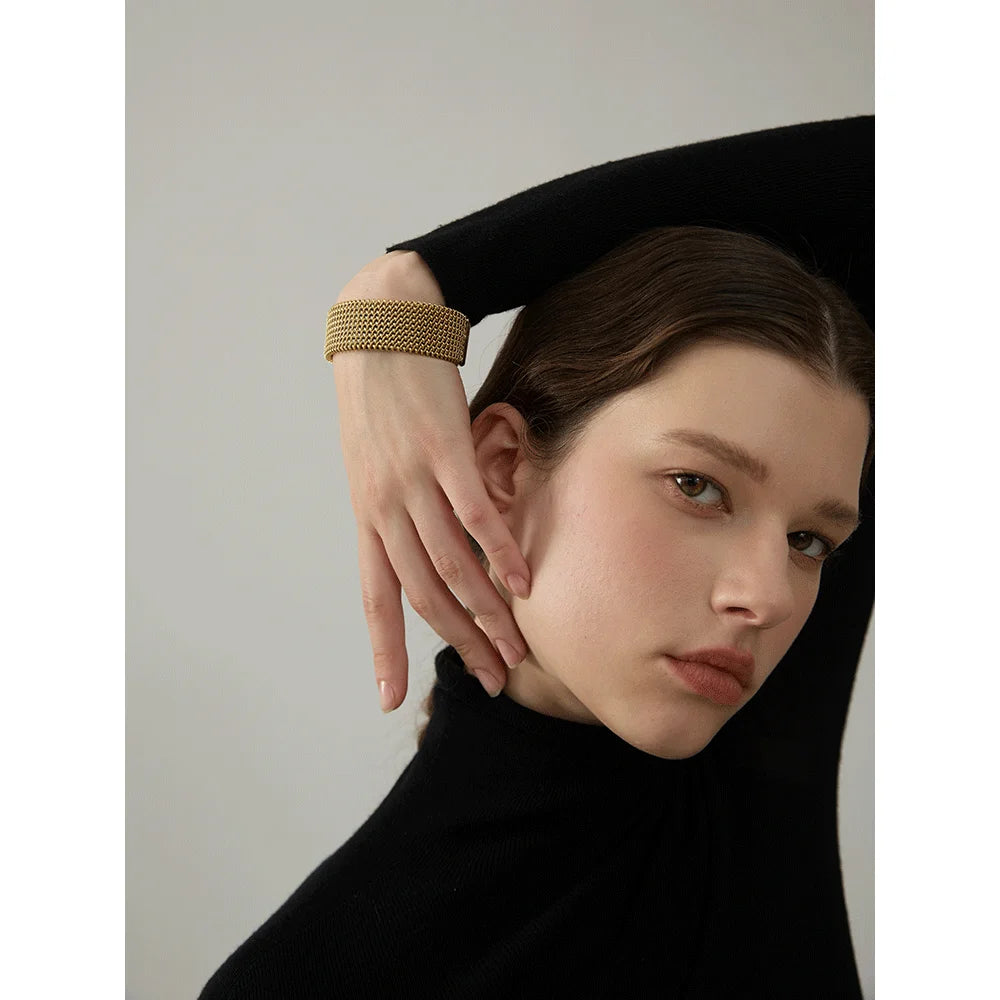 Breites strukturiertes Armband – Goldfarbener Edelstahl, offen und wasserdicht