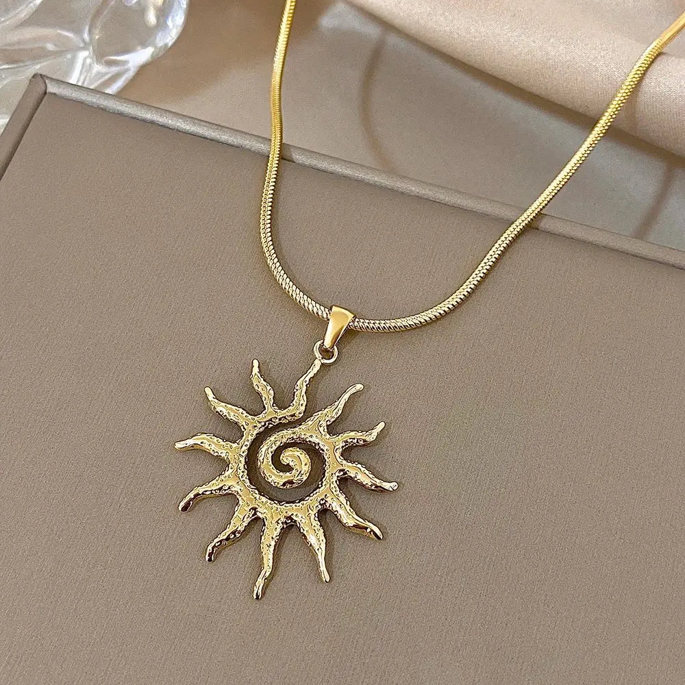Halskette mit Sonnenanhänger – Edelstahl in Gold oder Silber, Vintage-Stil