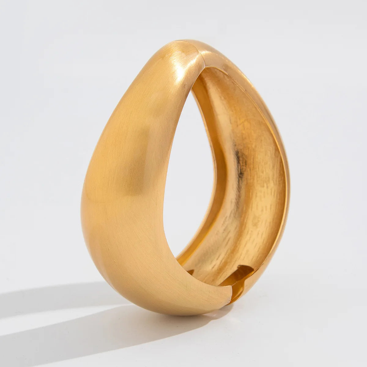 Geformtes Manschettenarmband – Organisches Golddesign