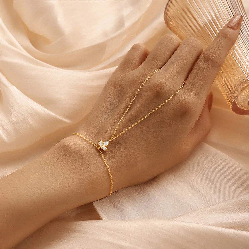 Bracelet Chaîne de Main Chic – L’Élégance au Bout des Doigts
