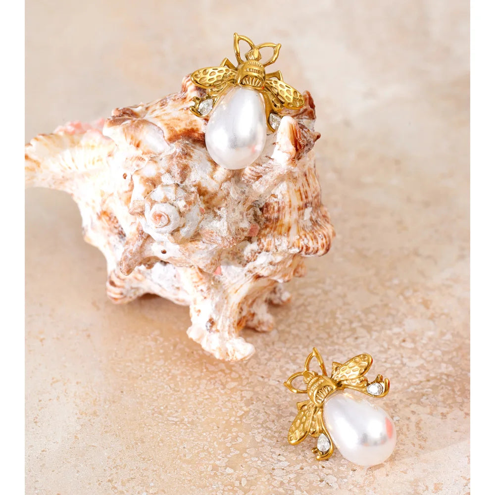 Boucles d’oreilles abeille dorée & perle – clous délicats