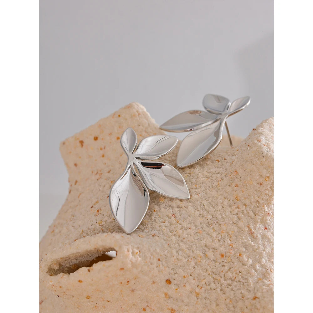 Boucles d’oreilles feuillage – Acier inoxydable doré, design sculpté