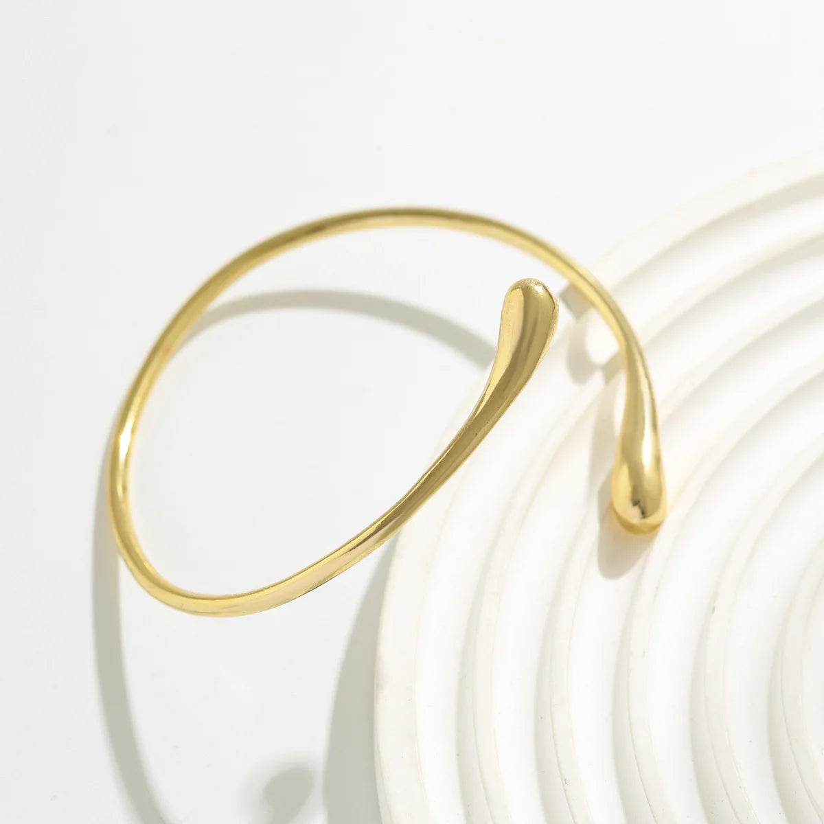Bracelet de bras géométrique – Design goutte dorée, style vintage