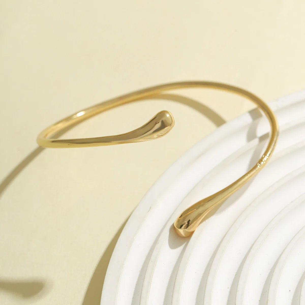 Bracelet de bras géométrique – Design goutte dorée, style vintage