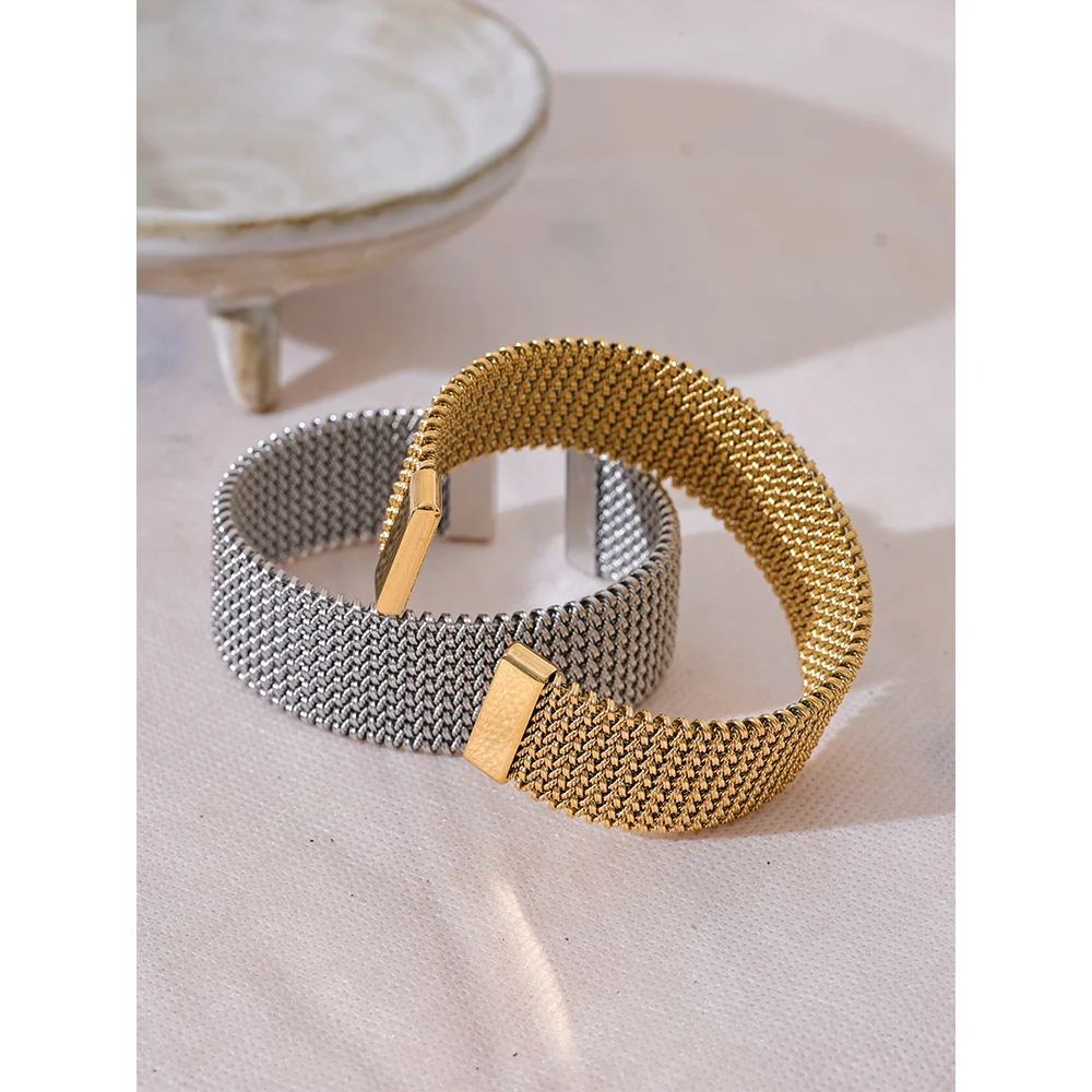 Breites strukturiertes Armband – Goldfarbener Edelstahl, offen und wasserdicht