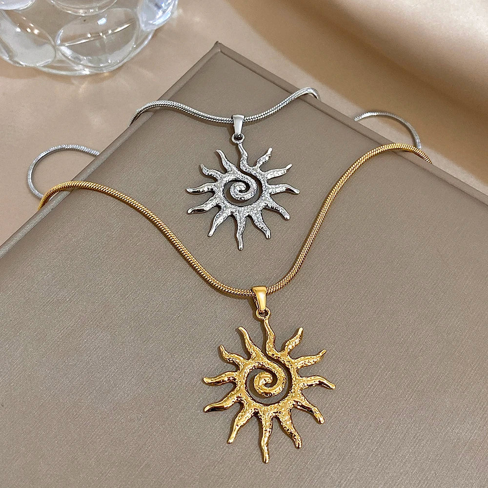 Halskette mit Sonnenanhänger – Edelstahl in Gold oder Silber, Vintage-Stil