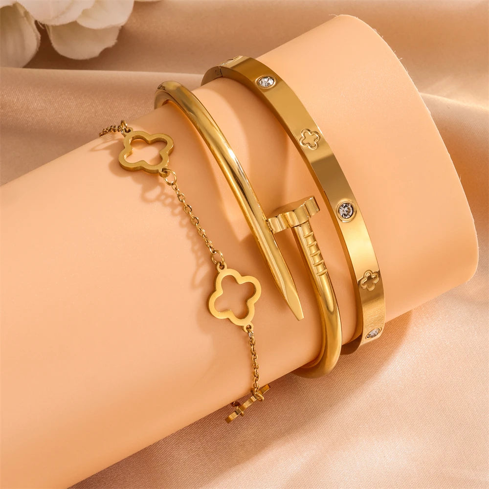 3er-Set goldene Armbänder – Glücksklee & schickes Design