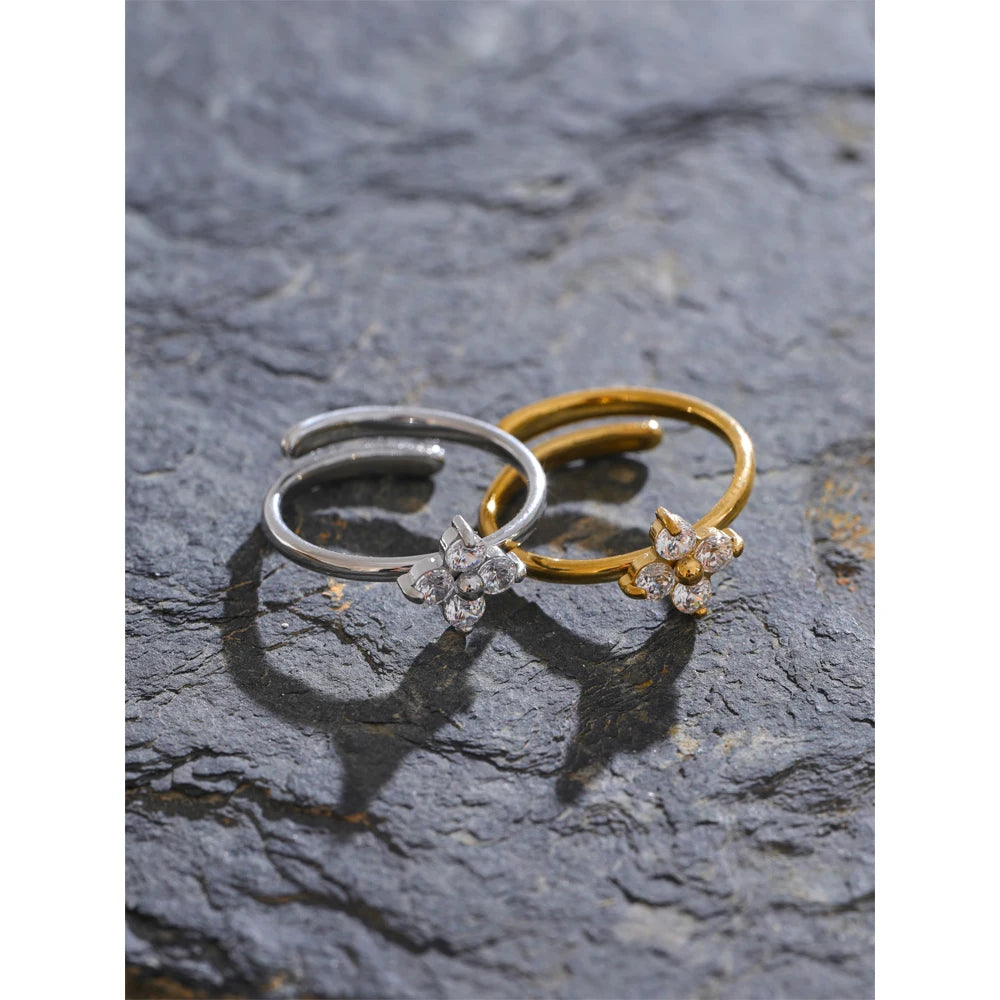 Bague fleur dorée – zircone scintillante ajustable