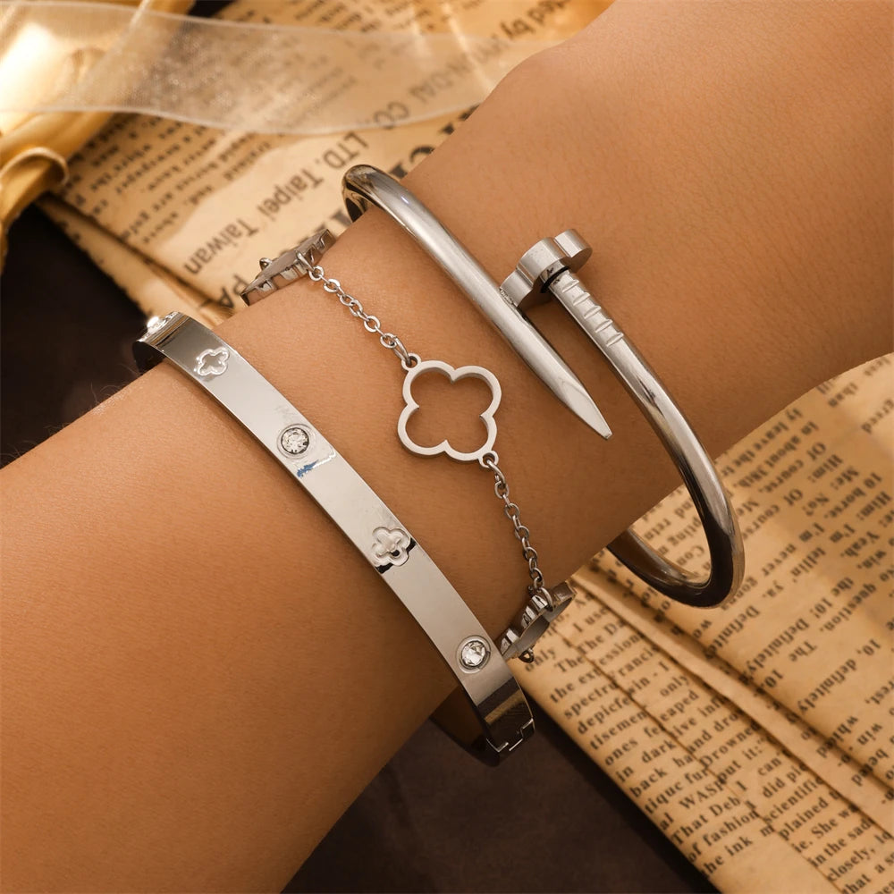 3er-Set goldene Armbänder – Glücksklee & schickes Design