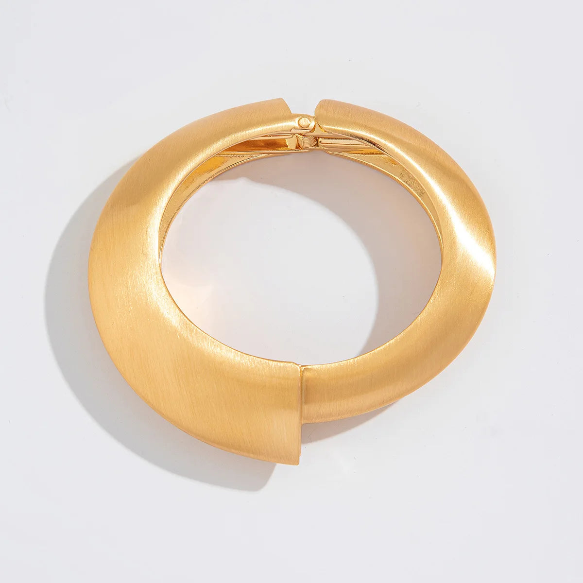 Geformtes Manschettenarmband – Organisches Golddesign