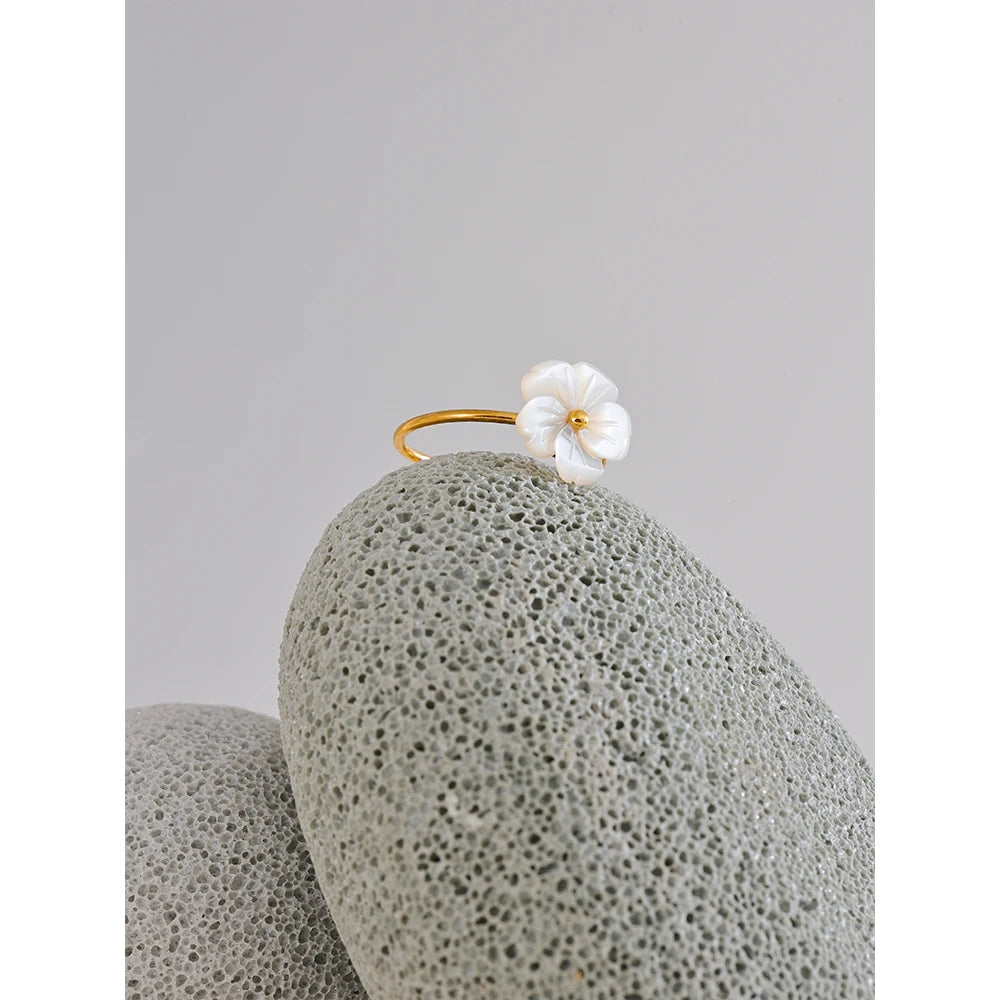 Bague réglable fleur en coquille naturelle et acier inoxydable doré – Bijou délicat