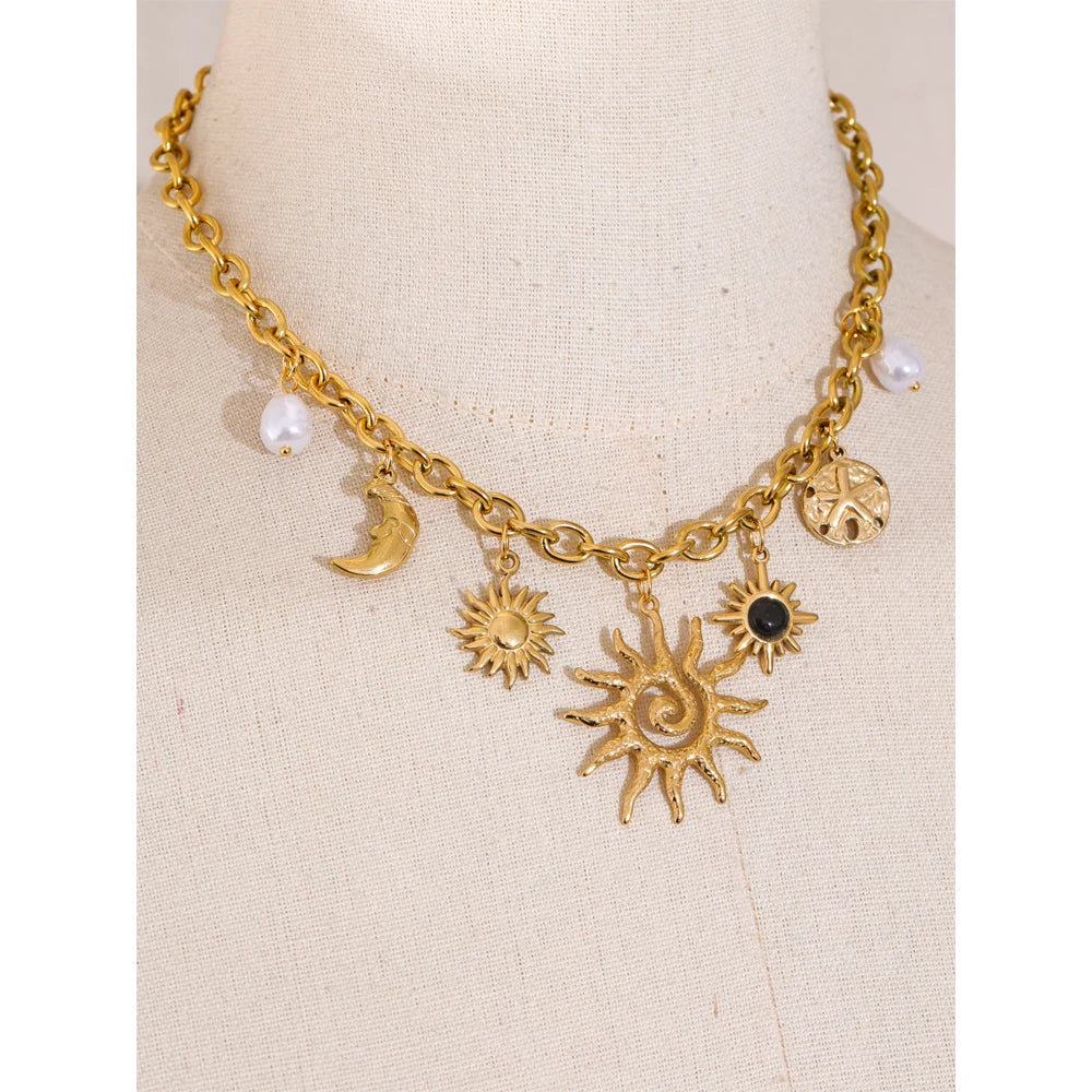 Halskette mit Sonne- und Mond-Charm – goldfarbener Edelstahl, Astro-Chic-Stil