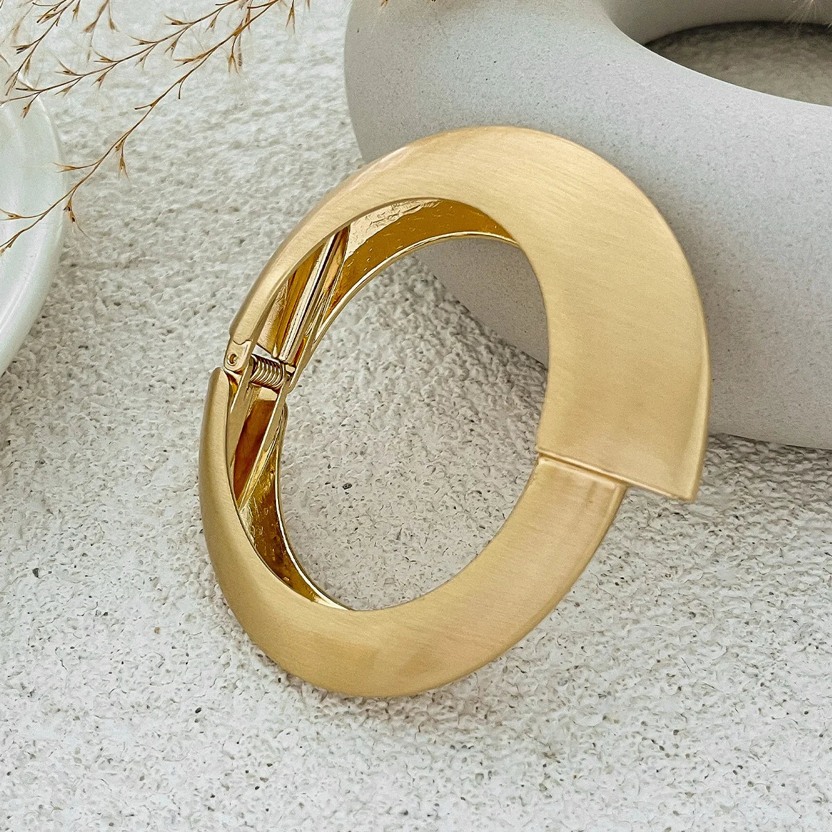 Geformtes Manschettenarmband – Organisches Golddesign