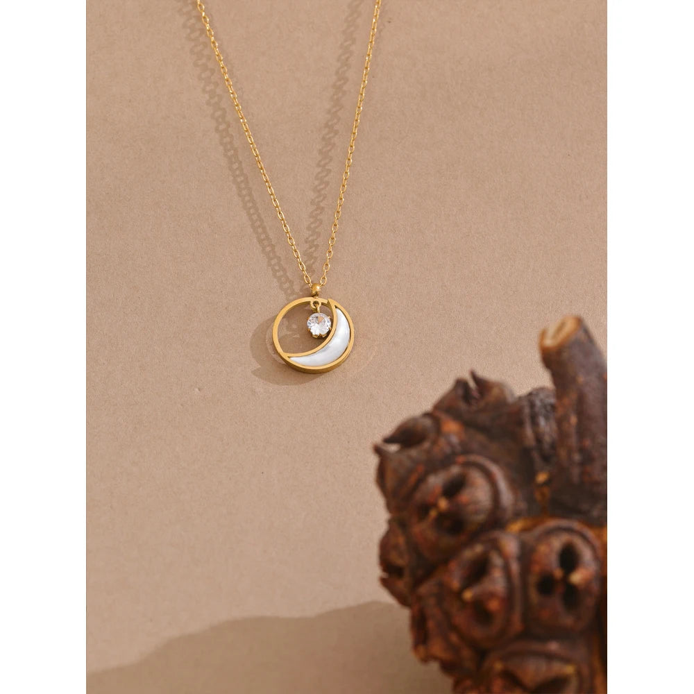 Collier pendentif lune & nacre – charme délicat