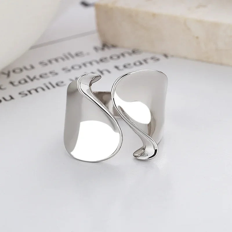Minimalistischer breiter Ring aus 925er Silber – Modernes & elegantes Design
