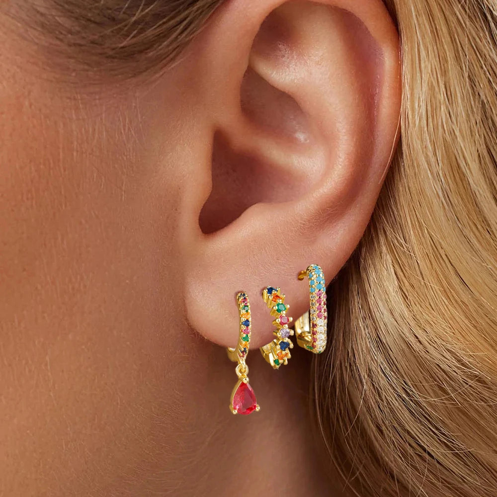 Set mit 3 goldenen Ohrringen – U-förmige Creolen und Zirkonia-Tropfenanhänger
